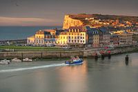 Die Hafeneinfahrt der französischen Küstenstadt Le Treport im letzten Abendlicht