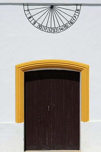 LOS CANOS DE MECA Huisgevel en deur - vraag de zonnewijzer