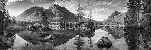 Hintersee in Beieren met bergpanorama. Zwart-wit beeld.