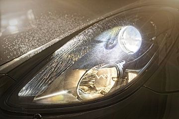 Porsche koplamp met waterdruppels van Rob Boon
