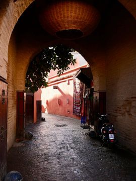 Poortje in Marrakech met mooi licht van Judith van Wijk