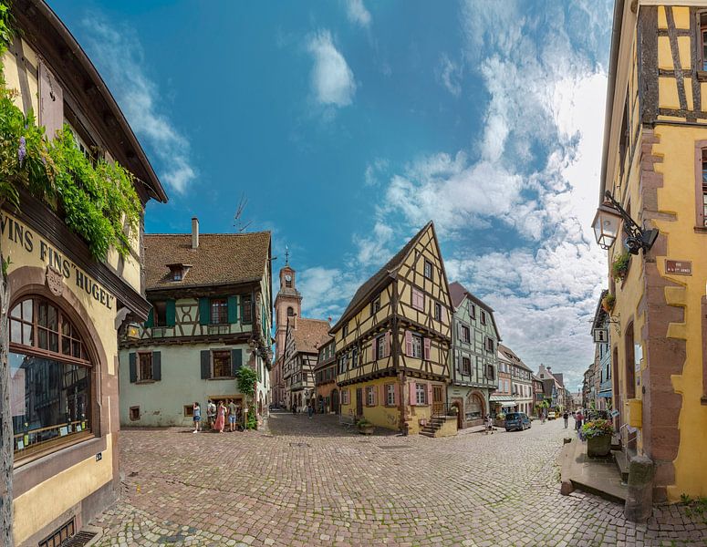 Fachwerkhäuser, Église protestante Sainte-Marguerite, Riquewihr, Elsass, Frankreich von Rene van der Meer