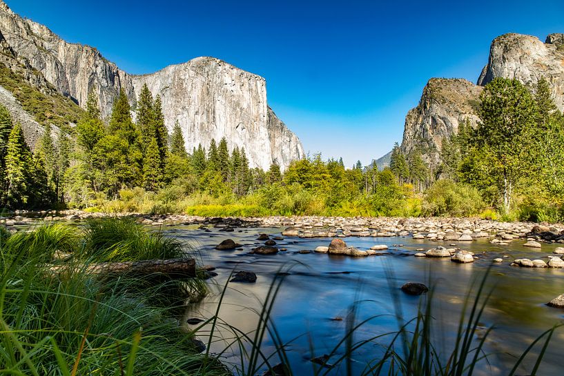 Der Naturpark ist bekannt für das Yosemite-Tal, ein Tal, das von Gletschern mit Granitfelsen gebilde von Martijn Bravenboer