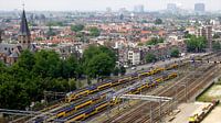 Zicht op Amsterdam en het spoor nabij Centraal Station van Reinder Weidijk thumbnail