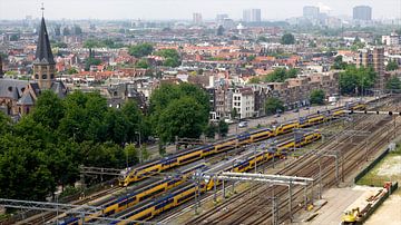 Zicht op Amsterdam en het spoor nabij Centraal Station van Reinder Weidijk