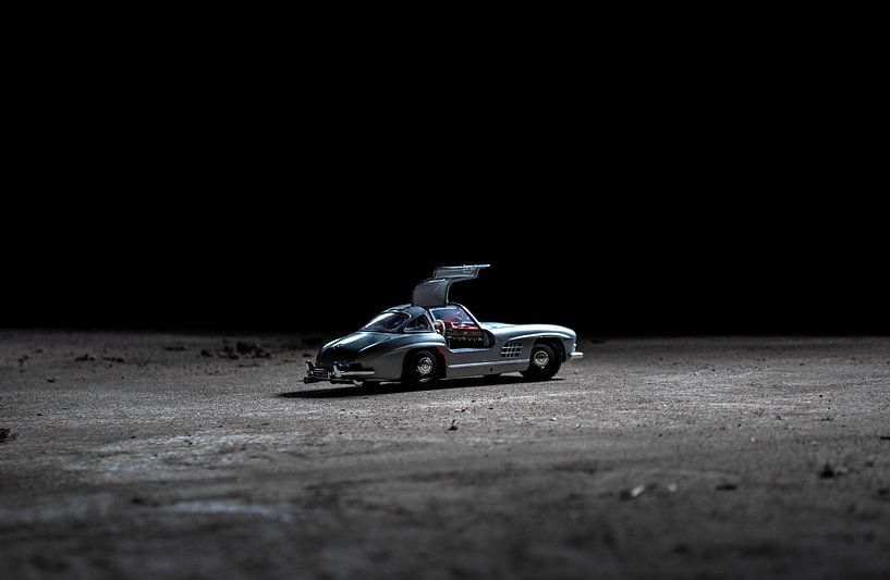 Mercedes auf dem Mond von Jaimy van Asperen