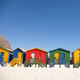 kleurrijke strandhuisjes in Muizenberg, Kaapstad, West-Kaap, Zuid-Afrika van Peter Schickert