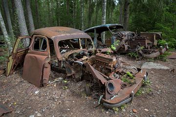 Autofriedhof im Wald in Ryd, Schweden von Joost Adriaanse