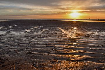 Zonsondergang strand Zeeland van Lies Bakker