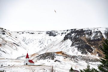 Kerkje Vik in IJsland in de winter. van Ron van der Stappen