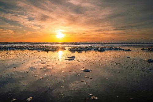 Prachtige zonsondergang en zeeschuim Noordzeestrand van Peter Bartelings