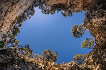 Zeegrot in Vieste Puglia van Harold van den Hurk