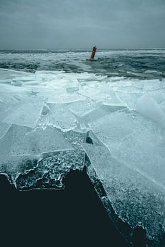 Kruiend ijs op het IJsselmeer bij Stavoren! van Peter Haastrecht, van