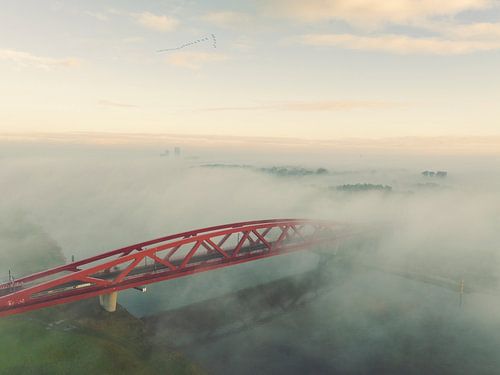 Hanzeboog treinbrug over de mistige IJssel luchtfoto
