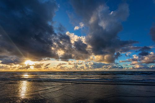 Zonsondergang aan zee