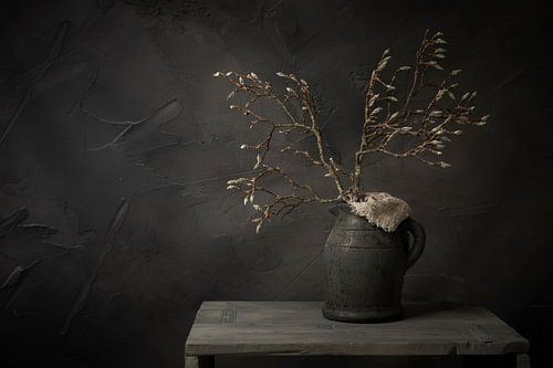 Nature morte avec des branches de magnolia en bourgeons dans un pot en pierre (horizontal)