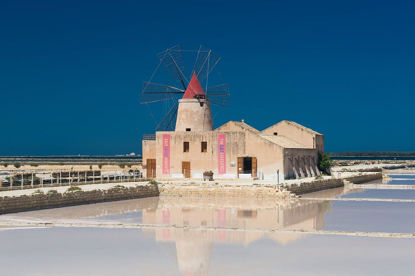 Traditionele molen en zoutpannen van Trapani op Sicilië van iPics Photography