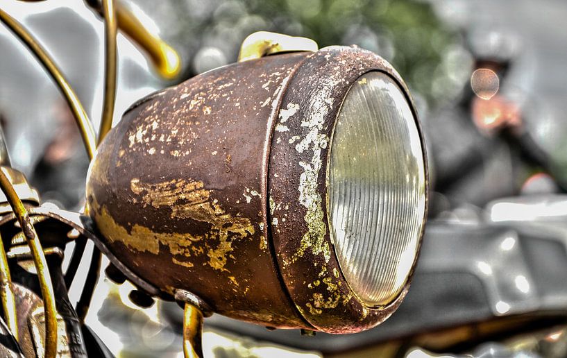 Rusty headlight by Ans Bastiaanssen