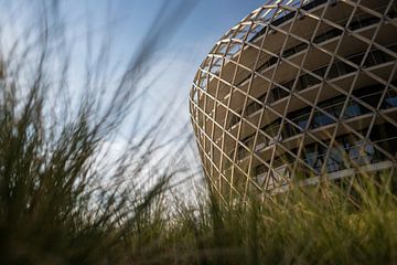 Architectuur van het Silt Hotel Casino tussen het duinengras in Middelkerke van Simon Peeters