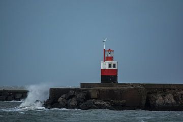 Waves breaking on the Noord Pier Wijk aan Zee. by scheepskijkerhavenfotografie