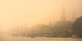 Stadtansicht von Kampen im Nebel. von Evert Jan Kip