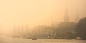 Stadtansicht von Kampen im Nebel.