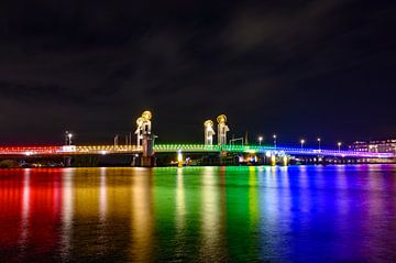 Le pont de la ville de Kampen illuminé aux couleurs de l'arc-en-ciel sur Sjoerd van der Wal Photographie