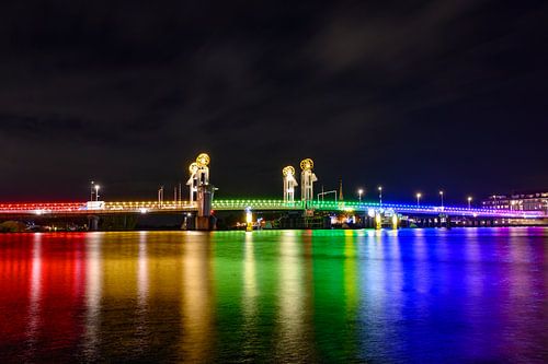 Kampen stadsbrug verlicht in regenboogkleuren