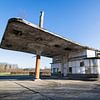 Verlassene Tankstelle aus den 1950er Jahren in den Niederlanden von Ger Beekes