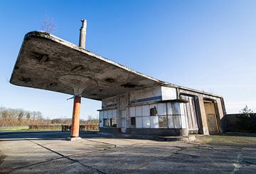 Verlaten tankstation jaren '50 in Nederland van Ger Beekes