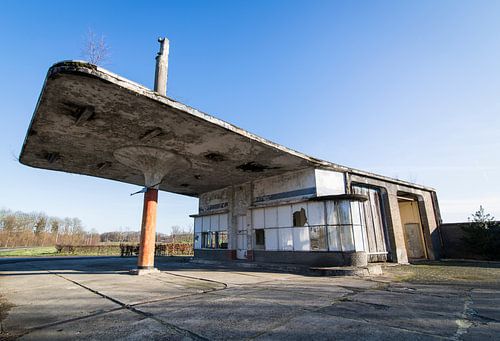 Station-service abandonnée dans les années 1950 aux Pays-Bas