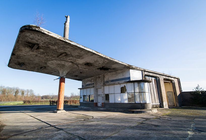 Verlassene Tankstelle aus den 1950er Jahren in den Niederlanden von Ger Beekes