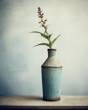 Minimalistisches Bild einer Vase mit Blume von Studio Allee