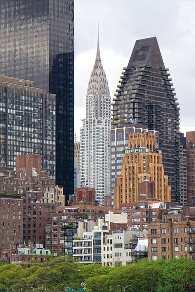&quot;Elegante Grandeur: Het Chrysler Building Gezien vanaf Roosevelt Island&quot; van Tineke Visscher