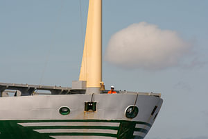 Matrose an Deck des Schiffes im Hafen von Amsterdam.