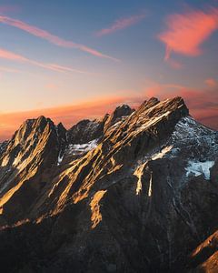 Apuanische Alpen verschneite Berge bei Sonnenuntergang im Winter