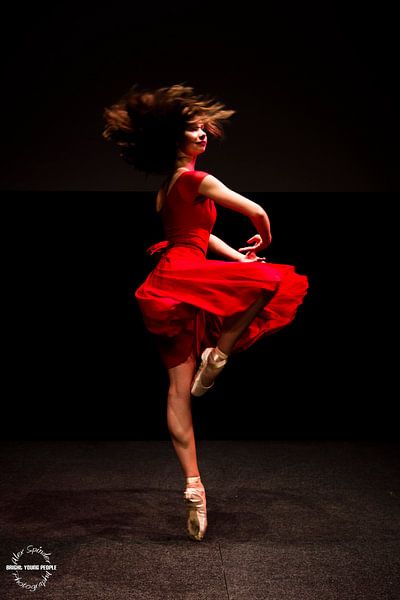 Dans in rood van Alex Spinder