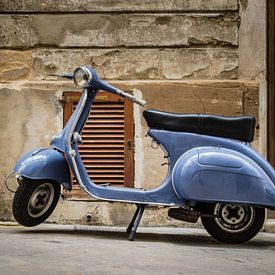 Vintage Vespa by Onno Feringa