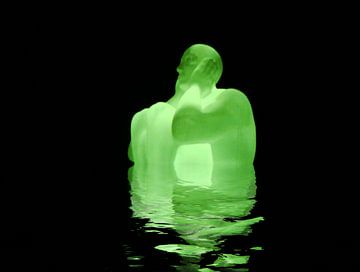 Leuchtende Skulpture mit Wasserspiegelung