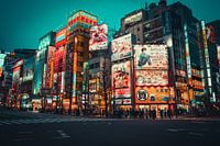 Kleurrijke reclameborden in Akihabara