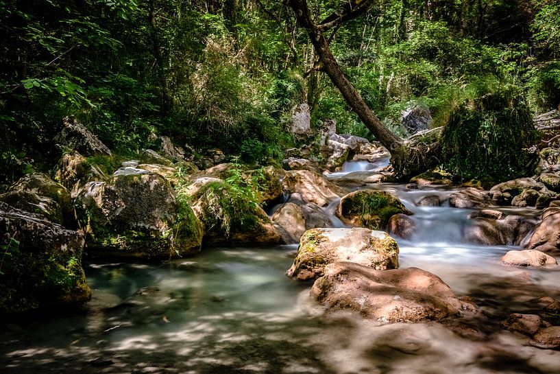 Snel stromende rivier in de bergen van Fotografiecor .nl