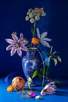 Stilleben 'Clematis und Delfter Blau