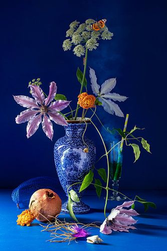 Stilleben 'Clematis und Delfter Blau