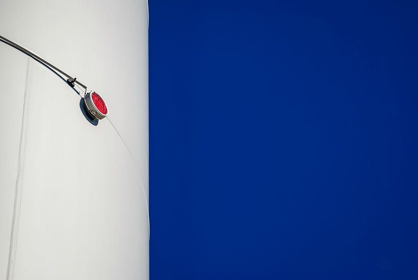 Rood licht van windturbine tegen een blauwe lucht par Sven Van Santvliet