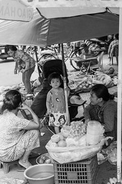 Kind gaat mee met moeder die eten verkoopt op straat