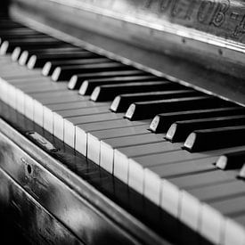 Close-up van een pianoklavier in zwart-wit. van Jelena Jovanovic Fine Art
