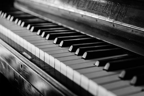 Close-up van een pianoklavier in zwart-wit.