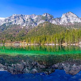 Prachtige weerspiegeling in Hintersee in Ramsau bij Berchtesgaden van Christa Kramer