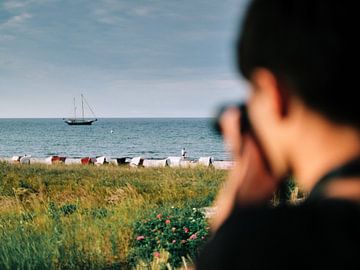 Der Fotograf am Strand in Boltenhagen von Momentaufnahme | Marius Ahlers