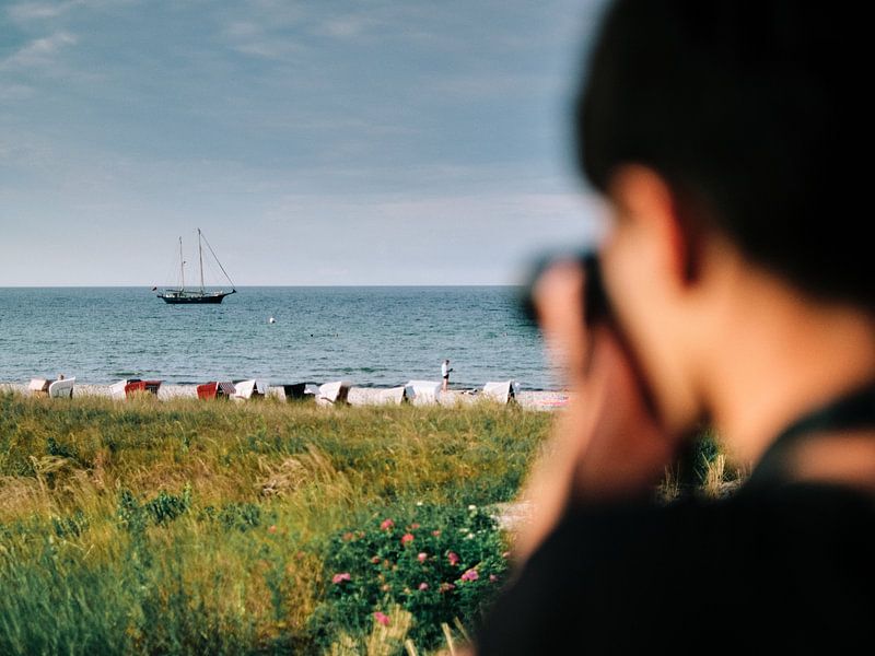 The photographer on the beach in Boltenhagen by Momentaufnahme | Marius Ahlers
